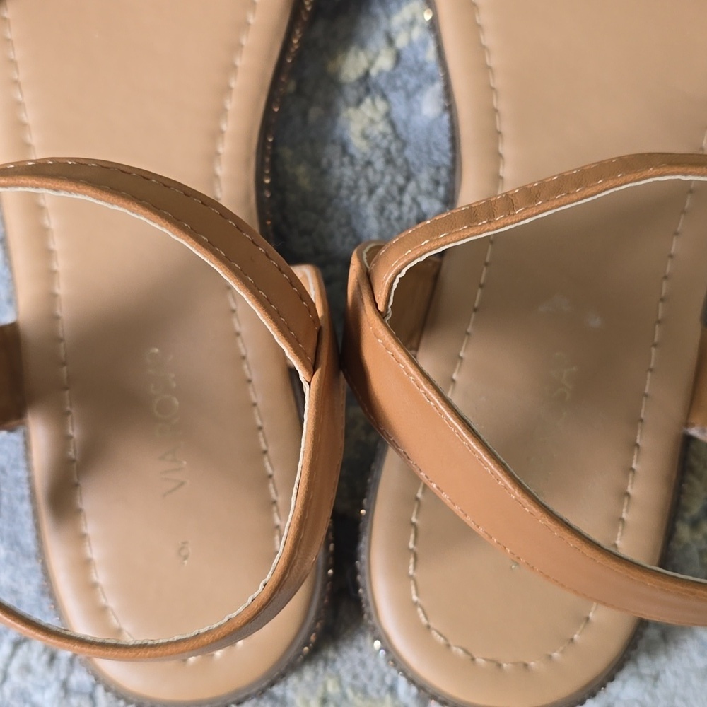 Via Rosa Caramel Elegant Tan Sandals with Gold Accents - Picture 5 of 10